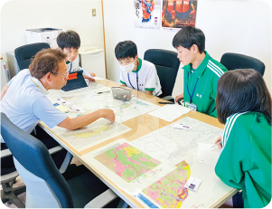 白根第一中学校生徒と南区長が対談している写真