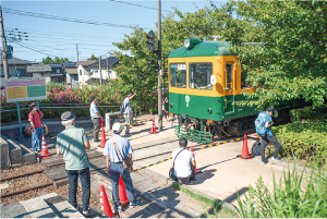 かぼちゃ電車を走らせている写真