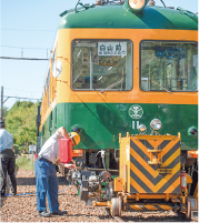 かぼちゃ電車を車両移動機で走らせている写真