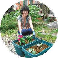 中川アイさんと花を植えたプランターの写真