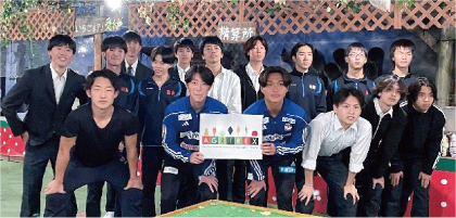 アルビレックス新潟の奥村仁選手・石山青空選手と白根高校生１４人の集合写真