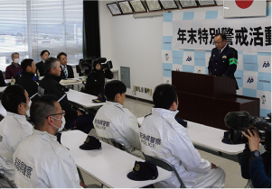 南警察署長の激励の言葉を聞く、南警察署・南消防署職員たちの写真