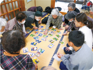 道潟いきいき広場参加者と茨曽根小学校6年生がかるたをしている写真