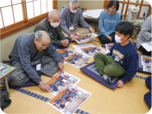 道潟いきいき広場参加者と茨曽根小学校6年生が間違い探しをしている写真