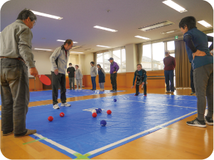 大通地域の茶和会参加者がボッチャを楽しんでいる写真