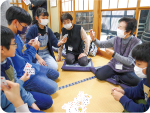 道潟いきいき広場参加者と茨曽根小学校6年生がトランプをしている写真