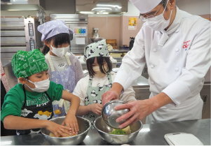 大鷲小学校5年生が米粉クッキーを試作している写真