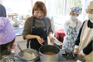 「だし」取りをしている写真