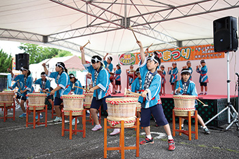 笠木小学校樽きぬた演奏の様子