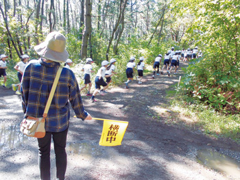 青山小　保安林でマラソン