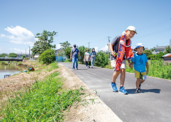 西川沿いの遊歩道