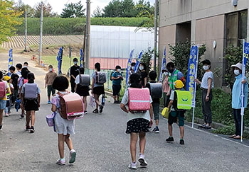 児童が発信 地域住民とあいさつ運動　西内野小