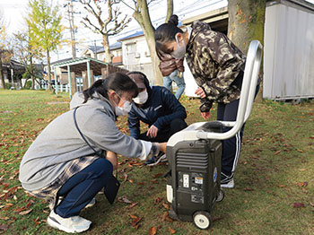 自家発電機を点検する高校生防災士