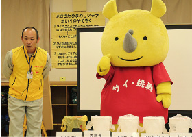 巻北小学校ひまわりクラブ　サイチョ訪問の様子