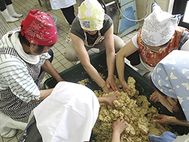 西蒲区農業委員会　みそ造り　写真①