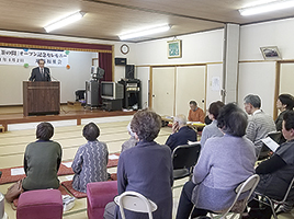 越前浜「やすらぎの家」開所式で地域福祉会長が話している様子