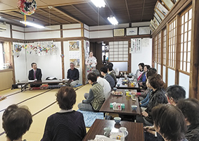 巻地区「十三輪の家」開所式で十三輪の家福祉会の代表が挨拶する様子