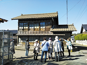 角田ガイドの会あんでこ～　まち歩きの様子