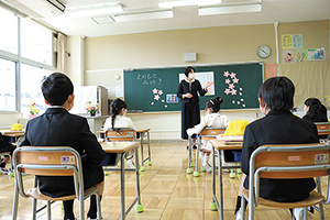 升潟小学校入学式　教室でのオリエンテーションの様子