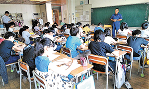 水田農業部門　小学校での課外授業の様子