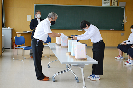 岩室中学校の生徒がコミュニティ協議会から俳句の表彰を受けている写真