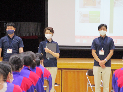 西川中学校の体育館で地域包括支援センターの職員が講義を行っている写真