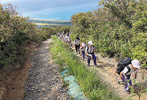 弥彦山全校登山の様子