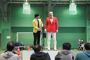 新宿カウボーイの漫才の様子