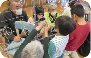 イルミネーションの飾りつけの様子の写真