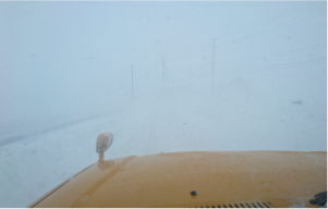 地吹雪発生時の車内からの視界の写真