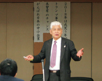 写真　講演中の橋本久義氏