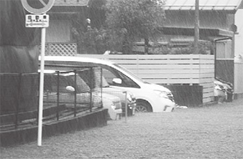 写真　大雨で冠水した道路