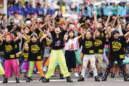 写真　にいがた総おどり祭で躍動する子どもたち（第66回新潟市観光写真コンクール入選作品）