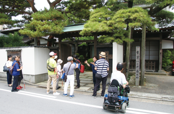 障がい者ガイドによるまち歩き体験会の様子