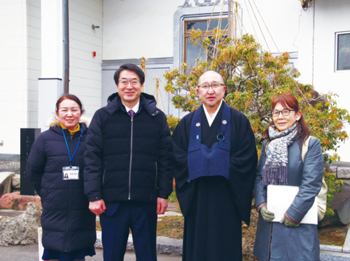 左から新潟シティガイドの小野塚さん、中原市長、瑞光寺住職の桑原弘光（くわばらひろみつ）さん、同ガイドの二瓶さん