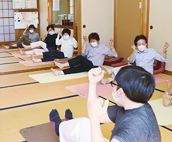 地域の仲間で楽しく体操する様子