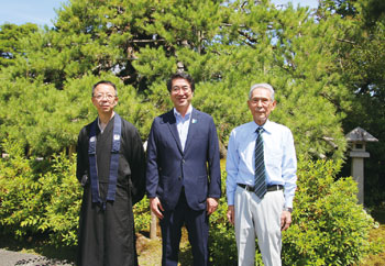 親鸞聖人袈裟掛けの松。左から松韻寺住職の關根大丘（せきねたいきゅう）さん、中原市長、神田さん