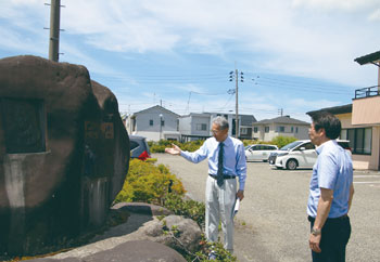 多くの俳句や短歌を残した小林存。取材で十日町に滞在していた際に詠んだ「ソクラテスの歌」が刻まれている