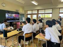 オンライン交流に参加する中学生